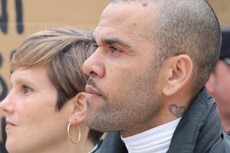 Daniel Alves ouve insultos em apresentação a tribunal: 'Violador de m****'