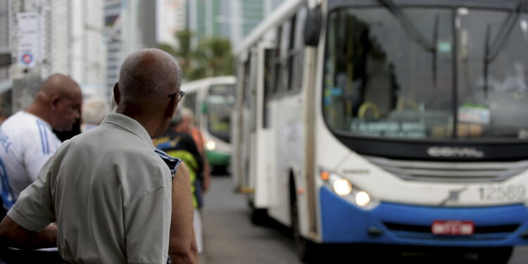 Idosos acima dos 60 anos têm direito ao novo documento hoje: viagens gratuitas e benefícios