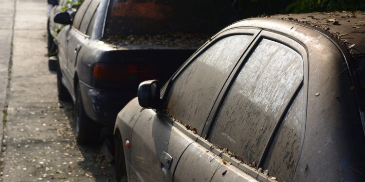 Carros Abandonados - Créditos: depositphotos.com / Siwapot