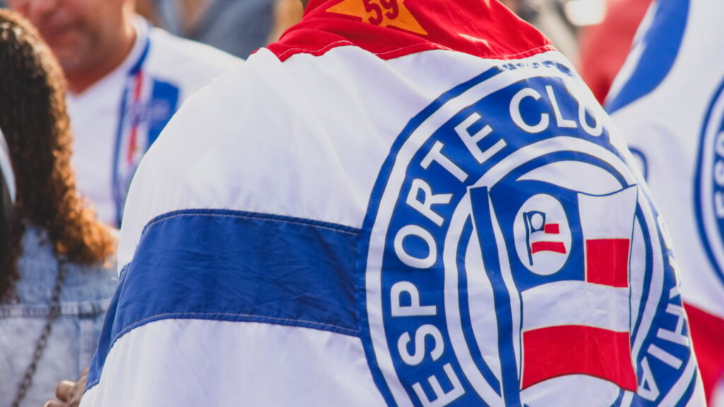 Salvador, Bahia, Brazil - April 01, 2018: Supporter of Esporte Clube Bahia football team, dressed with flag in the vicinity of Arena Fonte Nova stadium. Salvador, Bahia.Créditos: depositphotos.com / tgthales@gmail.com