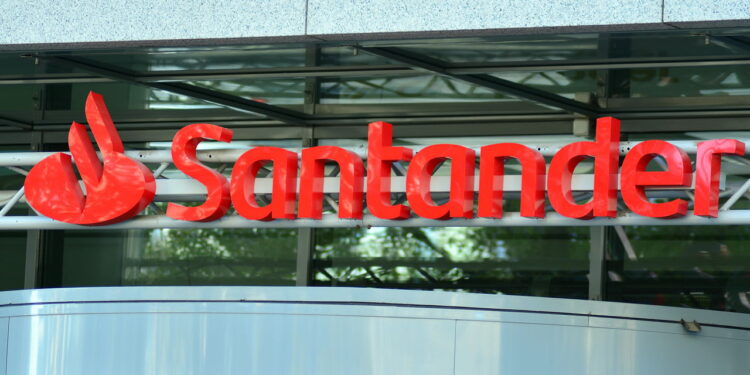 Banco Santander emite comunicado para quem tem cartão de crédito; confira Créditos: depositphotos.com / grand-warszawski