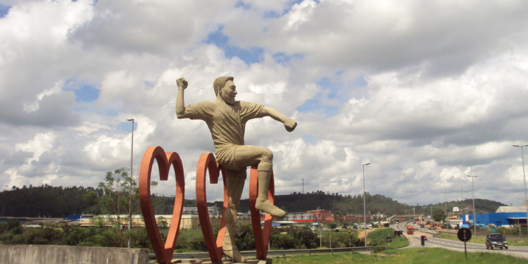 Três Corações: Um Mergulho no Legado de Pelé e na Tradição Mineira!