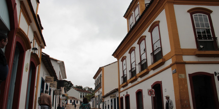 Tiradentes: Uma Viagem no Tempo Pela História e Gastronomia de MG!