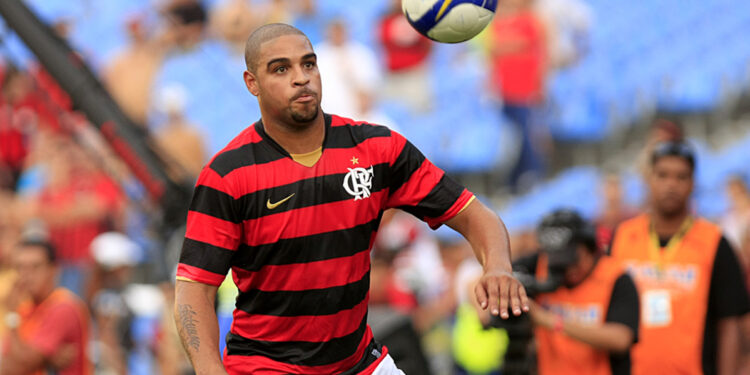 Brasil - Rio de Janeiro - RJ - 31/05/2009 - Adriano (d) do Flamengo durante lance em partida contra o Atletico Paranaense valida pela quarta rodada do Campeonato Brasileiro 2009, realizada no Maracana. Foto: Alex Carvalho/AGIF