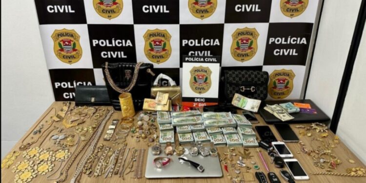 Mandados de busca e apreensão foram cumpridos por agentes do Departamento Estadual de Investigações Criminais(DEIC) - Divulgação/Policia Civil SP