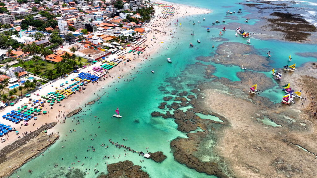 Descubra um paraíso tropical com piscinas naturais e paisagens deslumbrantes!