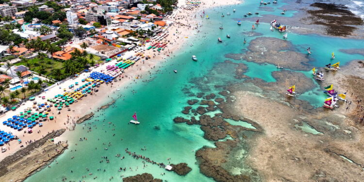 Descubra um paraíso tropical com piscinas naturais e paisagens deslumbrantes!