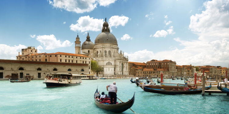 Veneza: A Cidade dos Canais que Encanta o Mundo