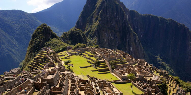 Rumo ao topo dos Andes: a experiência única de explorar Machu Picchu.