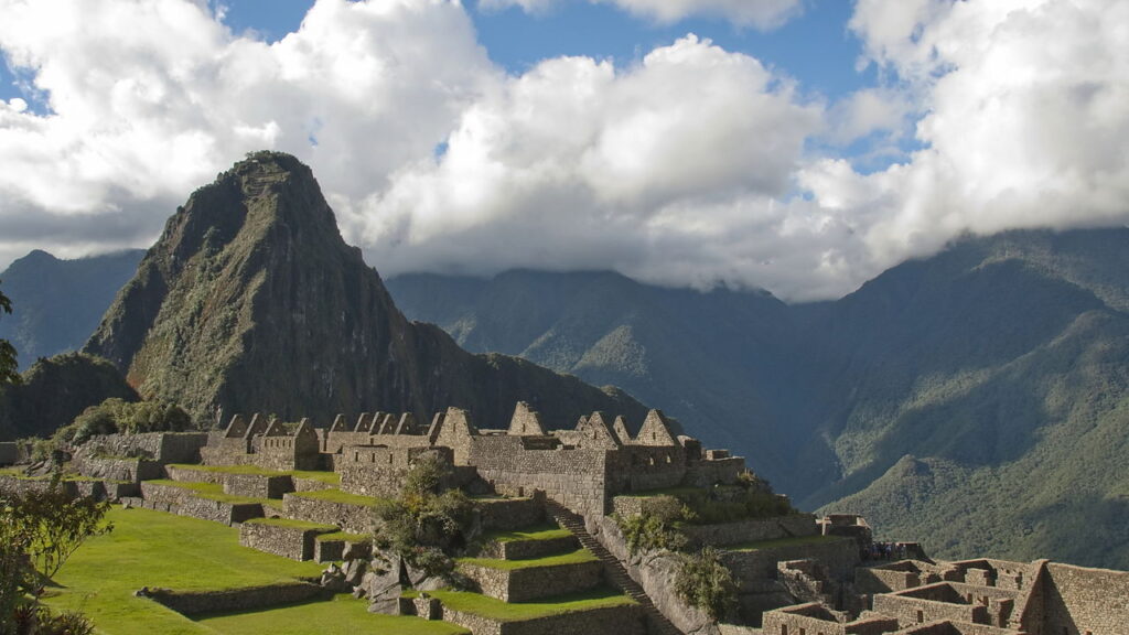 Rumo ao topo dos Andes: a experiência única de explorar Machu Picchu.